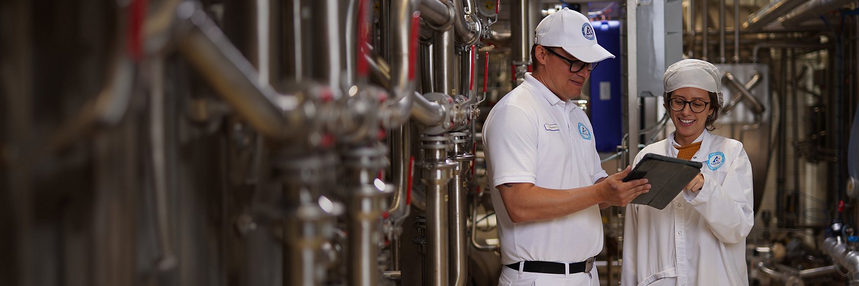 Tetra Pak food expert and customer in pilot plant in PDC