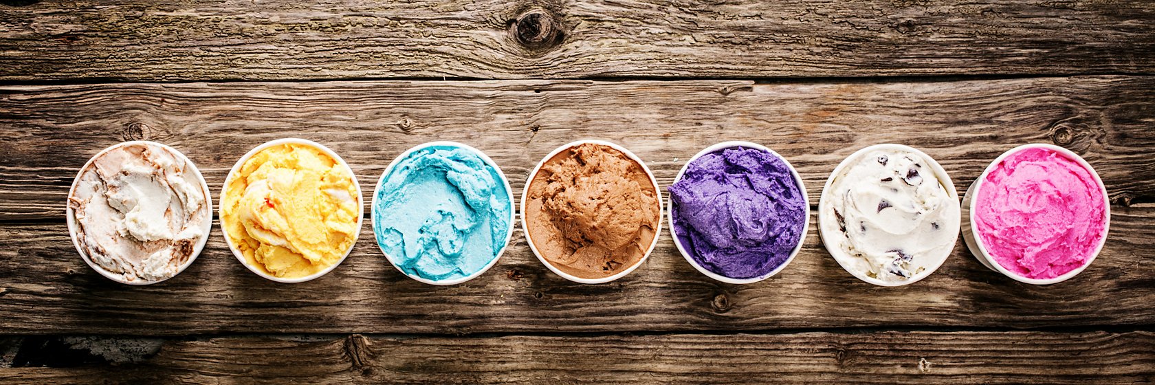 Diversi tipi di gelato in coppette